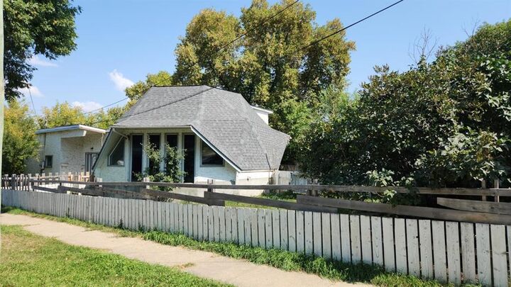Property Photo: 1102 Rosser Avenue East MB R7A 0Z6