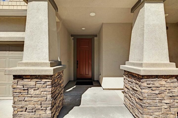 Property Photo:  883 Barney Com  CA 94551 