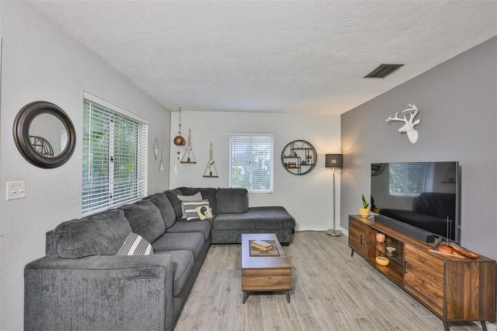 Property Photo: 10406 Cliff Circle FL 33612