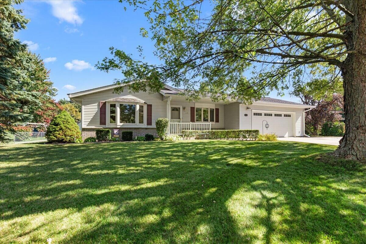 Property Photo:  214 Crestview Dr  WI 53021 
