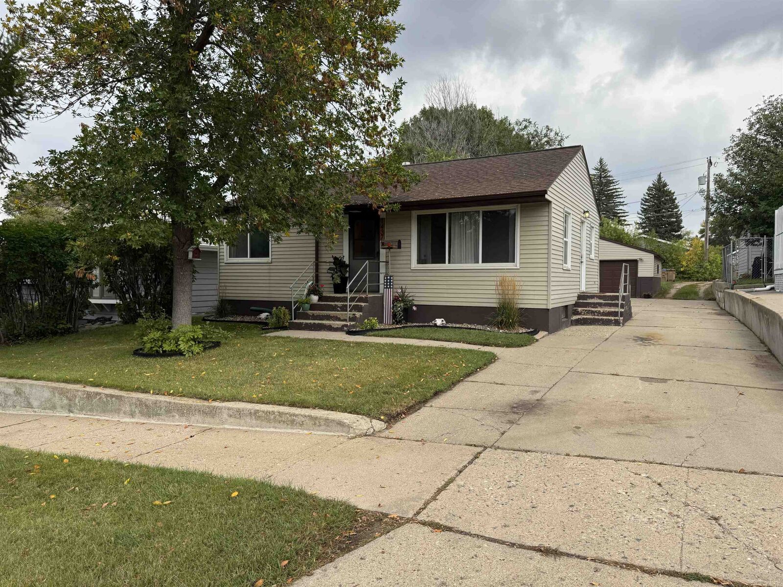 Property Photo: 1437 SW 7th St. ND 58701