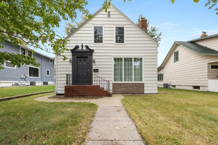 Property Photo:  211 9th St SE  ND 58701 