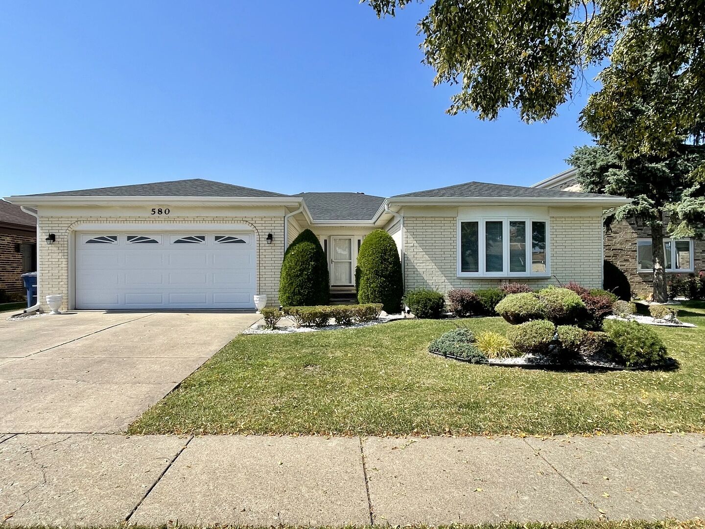 Property Photo: 580 Concord Lane IL 60016