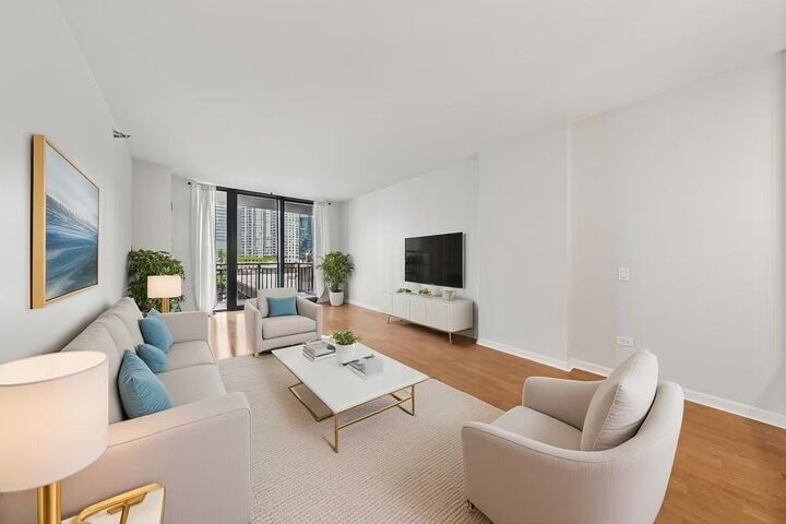 Property Photo: 330 N Jefferson Street 602 IL 60661