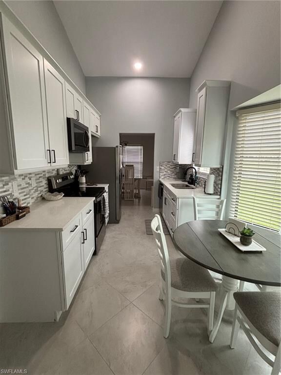 Property Photo: 293 Kings Way FL 34104