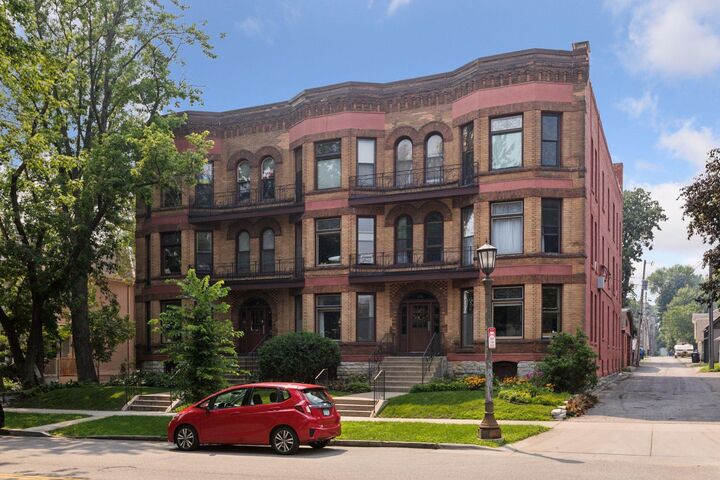 Property Photo:  115 Western Avenue N 1N  MN 55102 