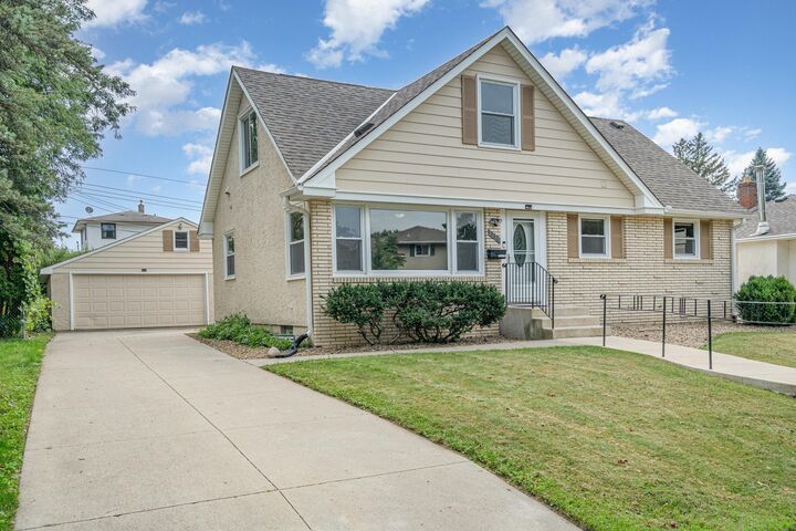 Property Photo:  2250 Edgebrook Avenue  MN 55119 