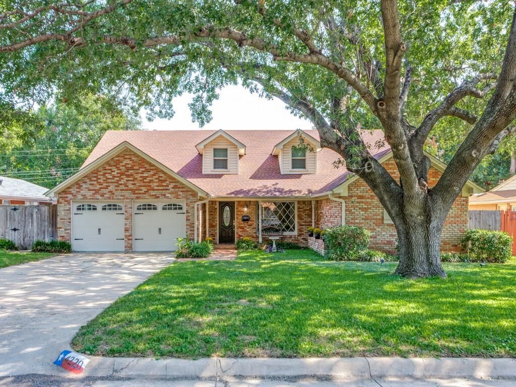 Property Photo: 4220 Selkirk Drive W TX 76109