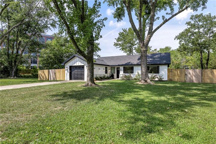 Property Photo:  900 Convair Street  AR 72712 