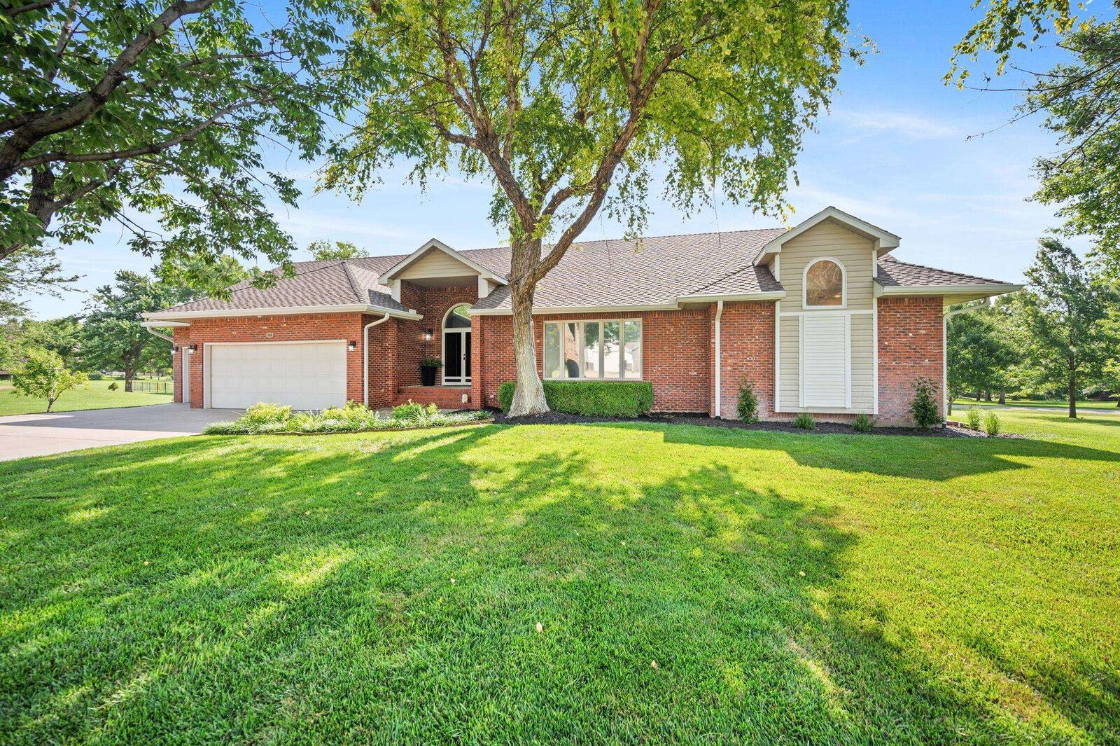 Property Photo: 506 Ridge Point Dr KS 67110-1254