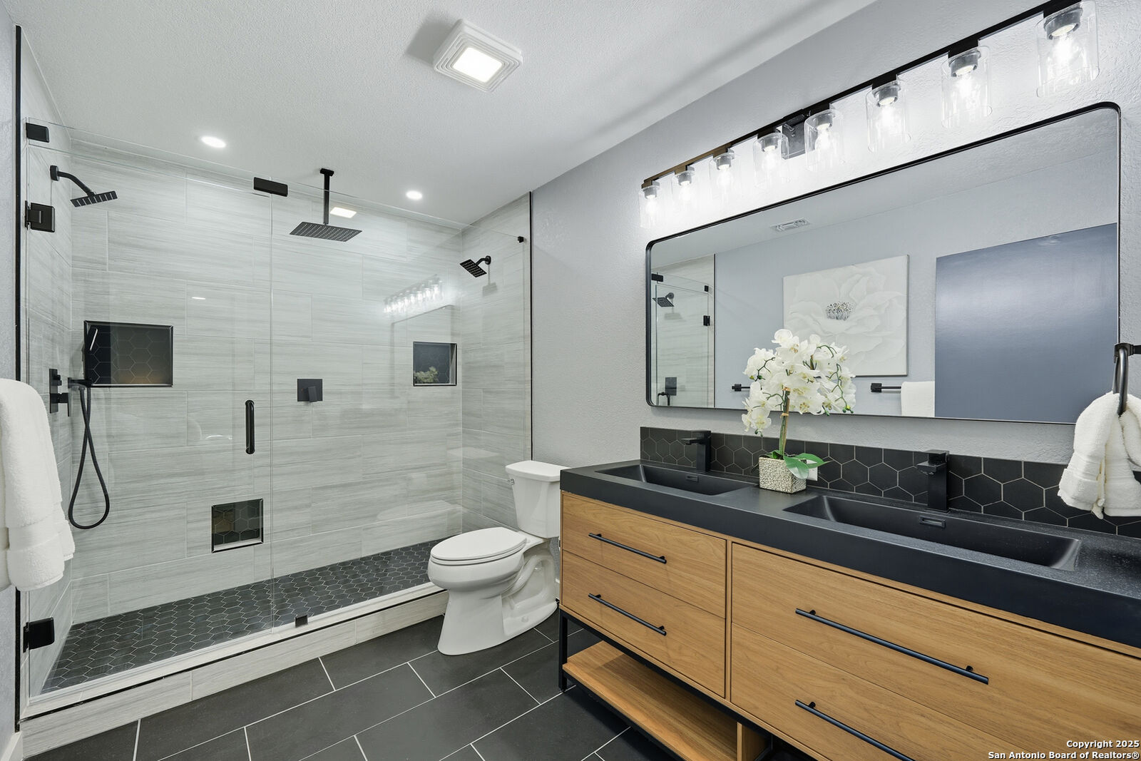 Property Photo:  121 Andorra  TX 78148 