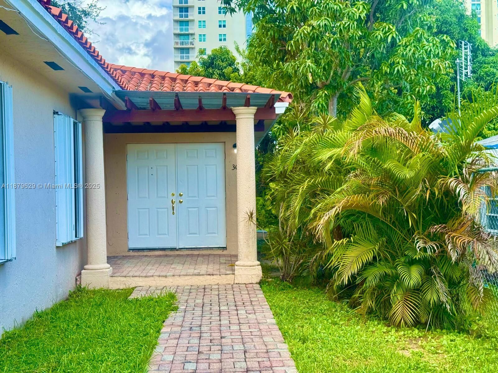 Property Photo:  3019 SW 23rd St 3019  FL 33145 