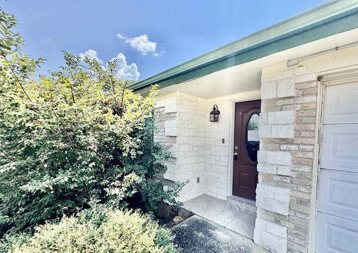 Property Photo:  912 S 21st  TX 77627 