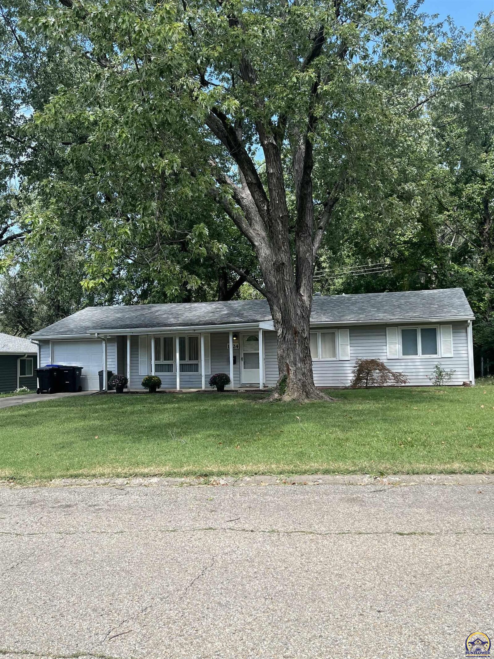 Property Photo:  1324 SW 30th St  KS 66611