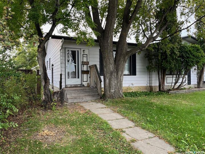 Property Photo: 843 7th Street E SK S6V 6T3