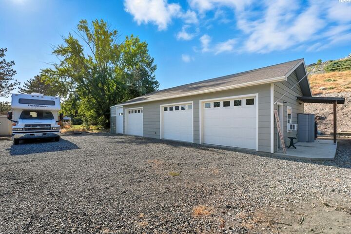 Property Photo:  1519 N Riverside Dr  WA 99353 