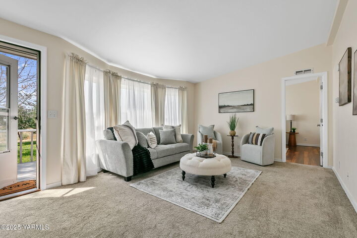 Property Photo:  2561 Mapleway Rd  WA 98908 