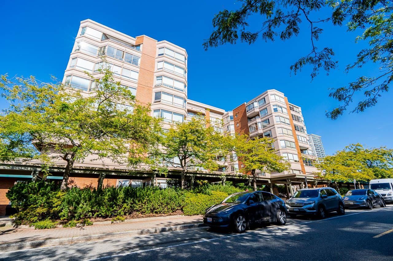 Property Photo: 15111 Russell Avenue 502 BC V4B 2P4