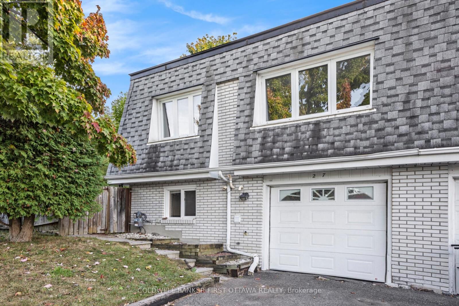 Property Photo:  27 Ariel Court  ON K2H 8J1 