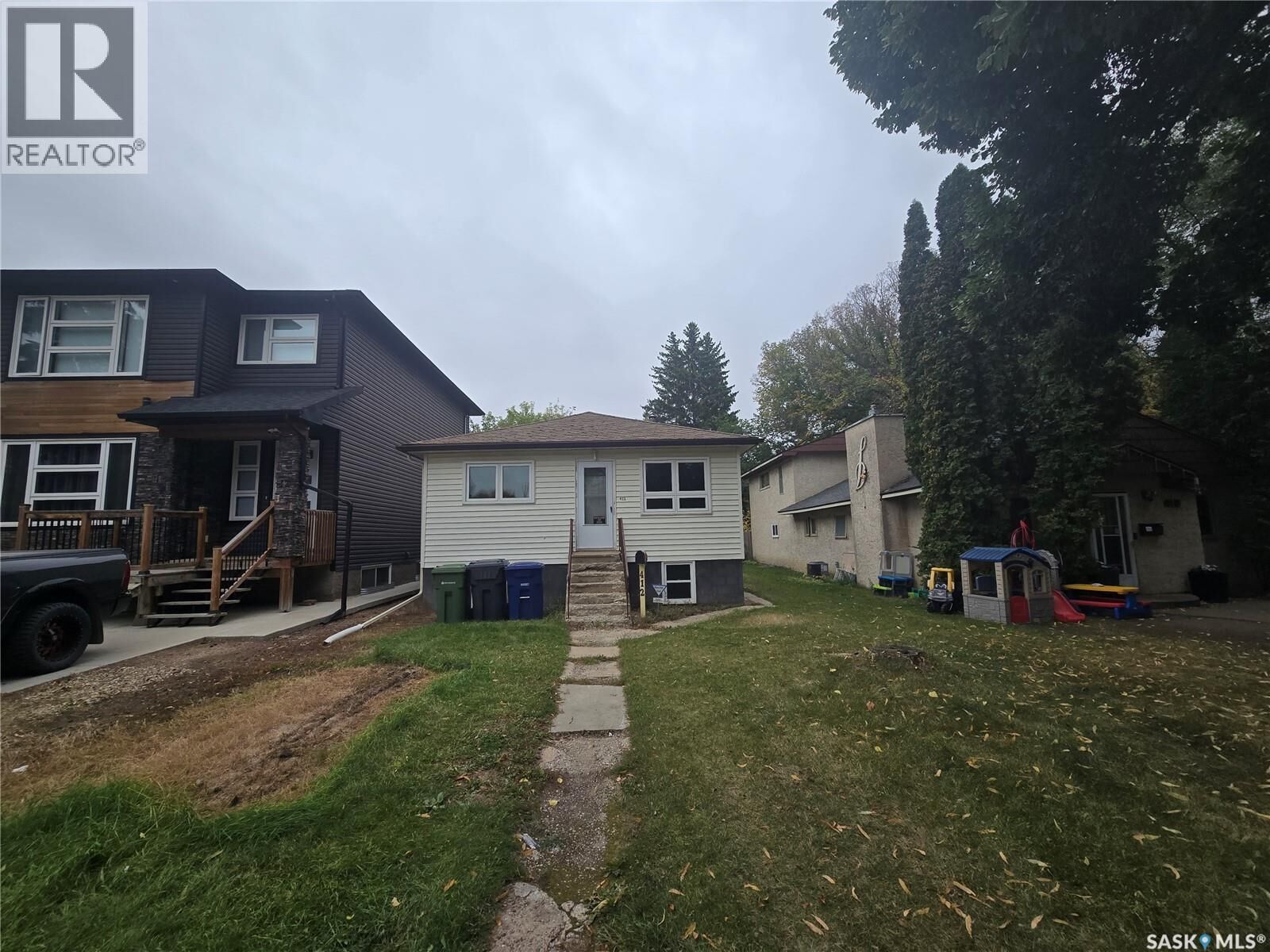 Property Photo: 412 V Avenue S SK S7M 3E7