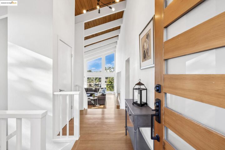 Property Photo: 58 Villanova Dr CA 94611