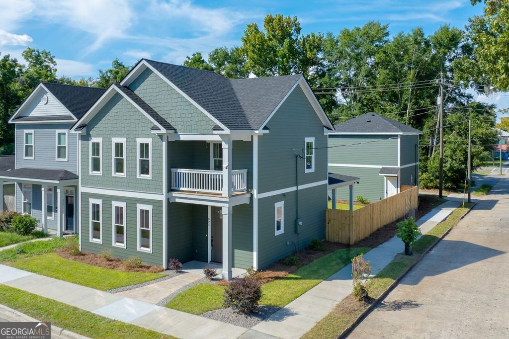 Property Photo: 824 E Bolton Street GA 31401