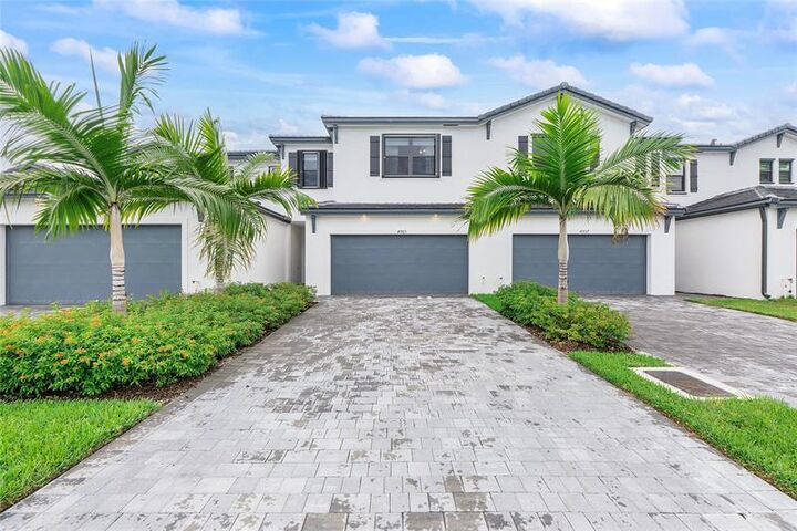 Property Photo:  4965 Oakmont Drive  FL 33312 