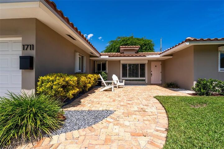 Property Photo:  1711 NE 40th Ct  FL 33334