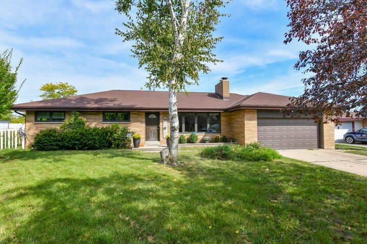 2237 Crestview Ct  Wauwatosa WI 53226 photo
