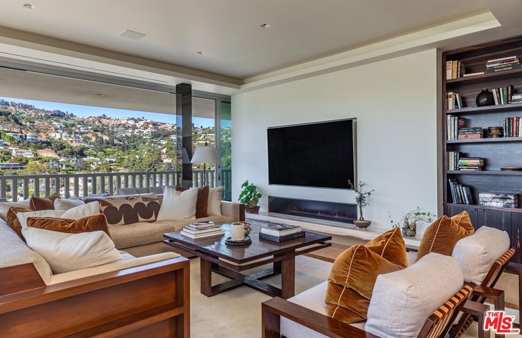 Property Photo:  9255 Doheny Road 1901  CA 90069 