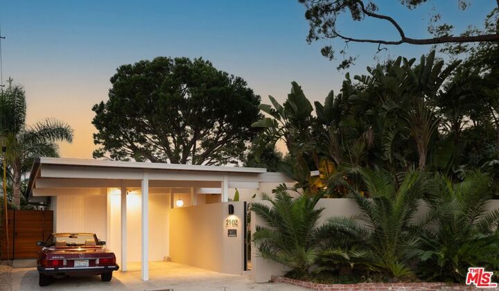 Property Photo:  2102 Ridgemont Drive  CA 90046 