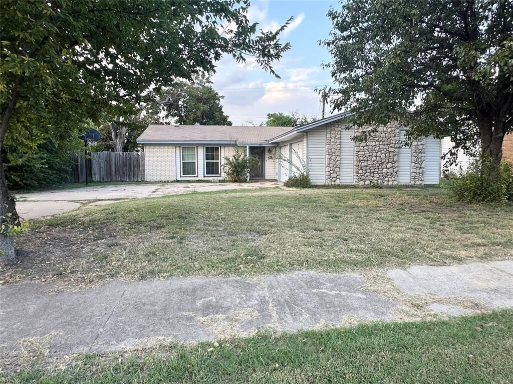 Property Photo:  542 Greenbrook Lane  TX 75052