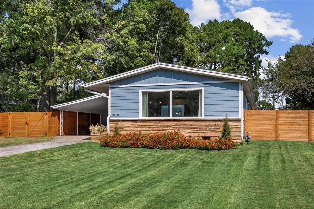 Property Photo: 2000 W Lawson Street AR 72703