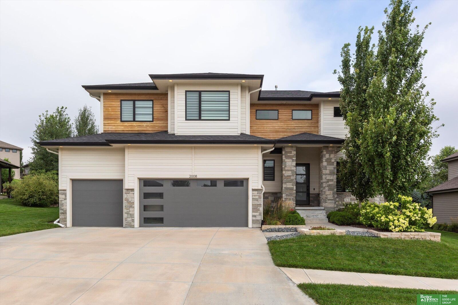 Property Photo:  2008 S 211 Street  NE 68022 