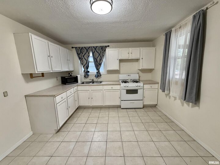 Property Photo:  737 N 5th Avenue  IL 61520