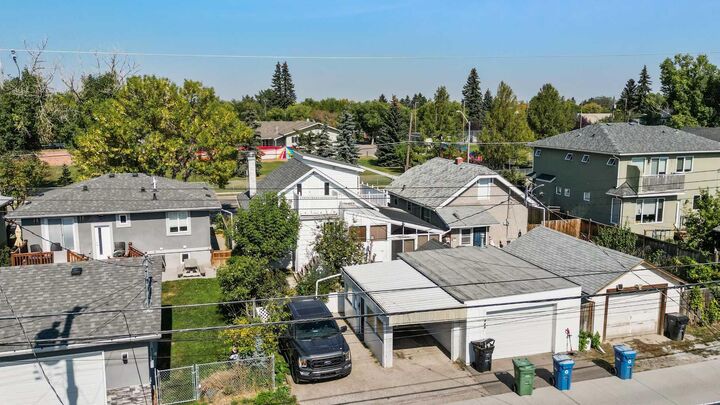 Property Photo:  809 8 Avenue NE  AB T2E 0R9 