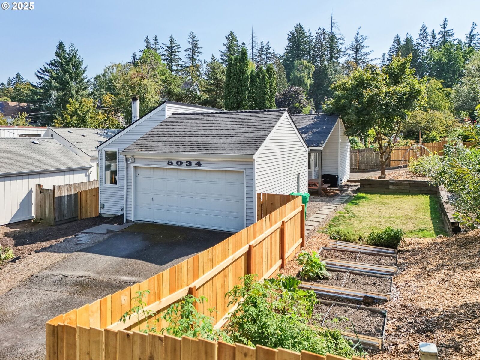 Property Photo:  5034 SW Brugger St  OR 97219 