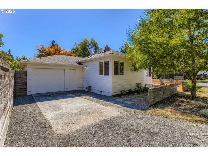 Property Photo:  104 SE 88th Ave  OR 97216 