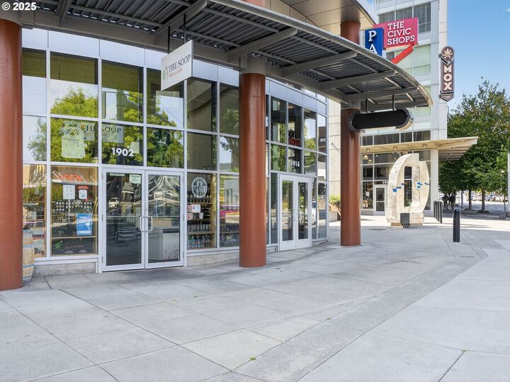 Property Photo:  1926 W Burnside St 606  OR 97209 