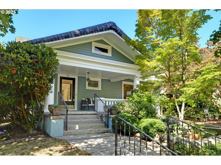 Property Photo:  803 NE Laurelhurst Pl  OR 97232 