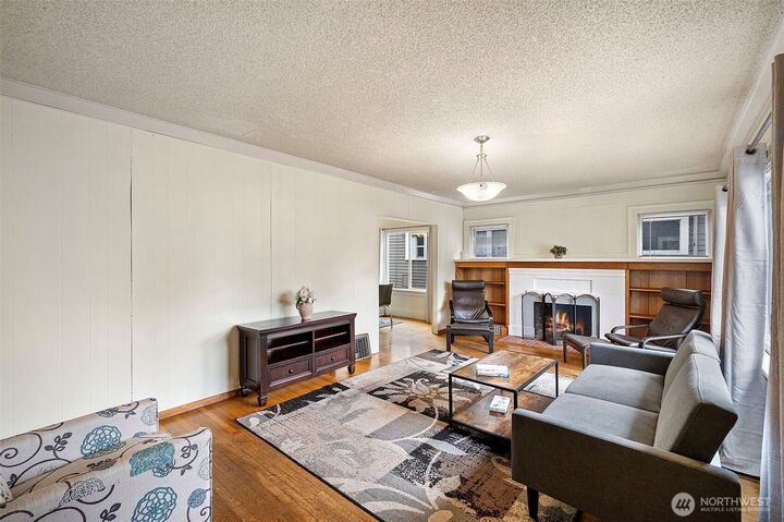 Property Photo:  5020  7th Avenue NE  WA 98105 