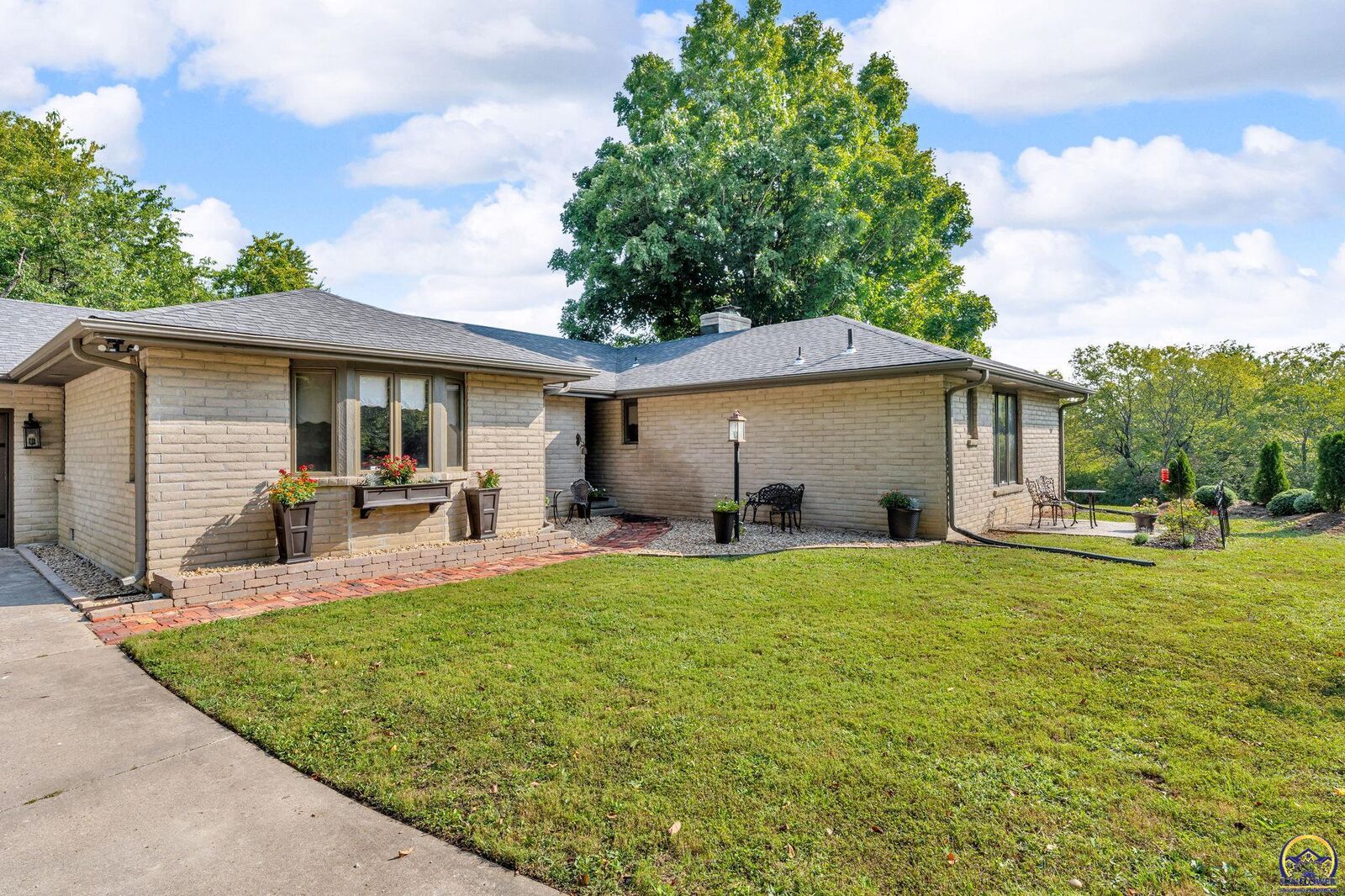 Property Photo:  5425 SW Mission Ave  KS 66610 