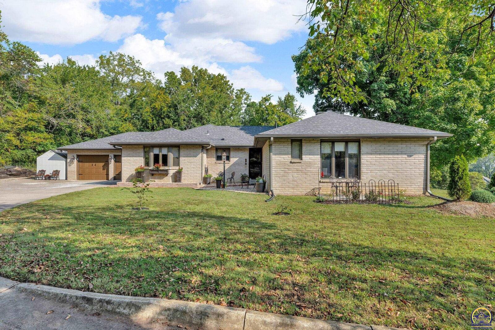 Property Photo: 5425 SW Mission Ave KS 66610