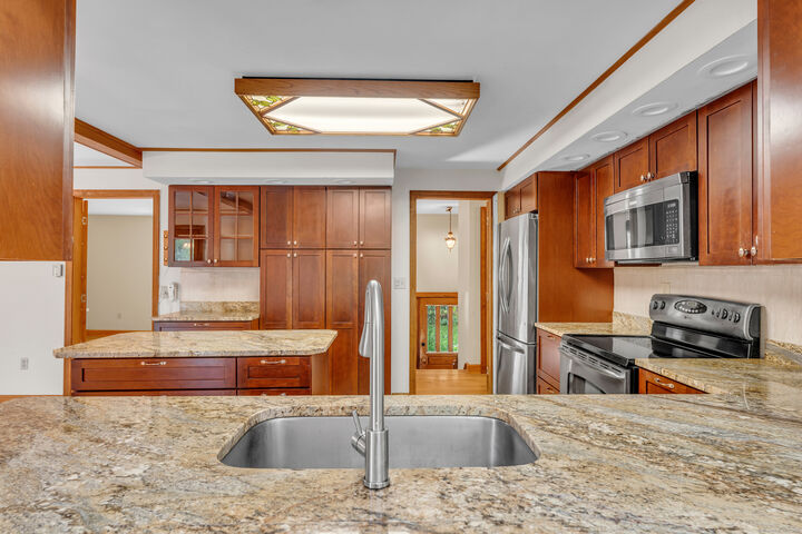 Property Photo:  507 Little Meadow Road  CT 06437 