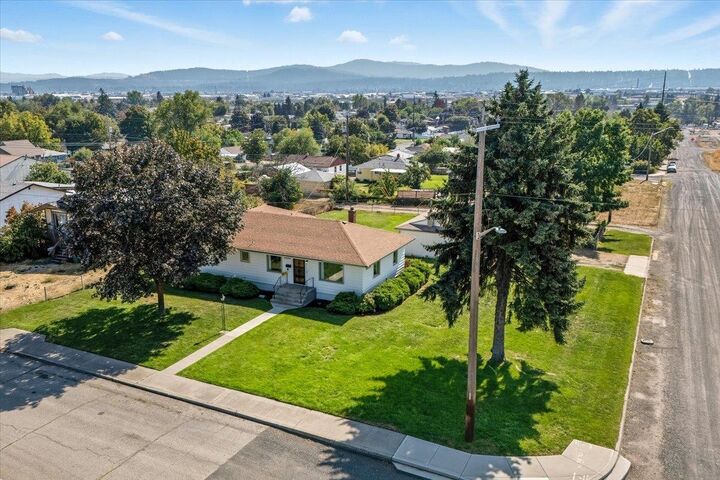 Property Photo: 3306 E Cleveland Ave WA 99217