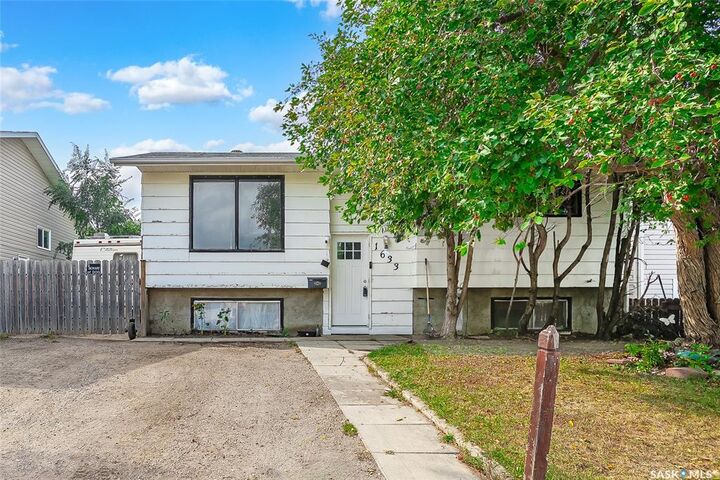 Property Photo:  1633 B Avenue N  SK S7L 1H2 