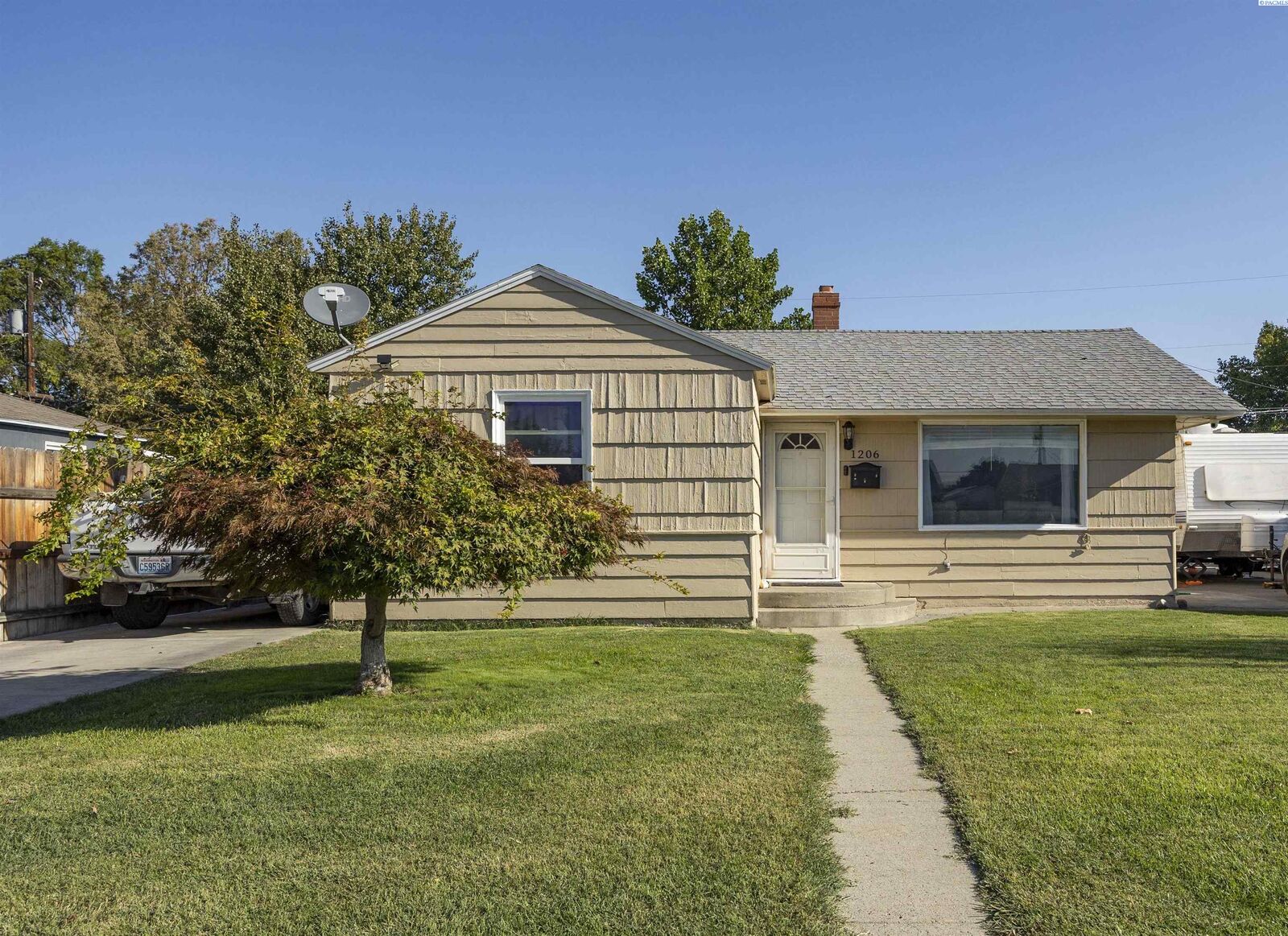 Property Photo: 1206 W 2nd Ave WA 99336