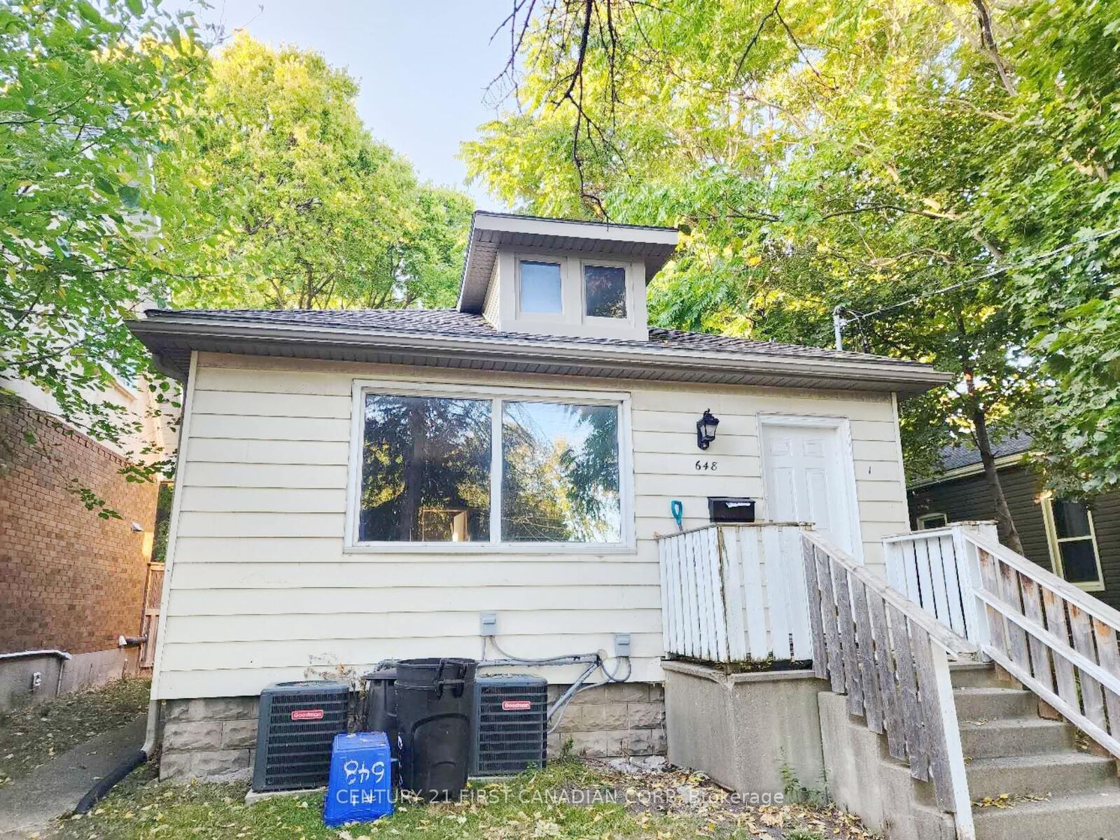 Property Photo:  648 Oxford Street E Unit1  ON N5Y 3J4 