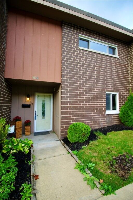 Property Photo:  104 Rivermont Ct  PA 15024 
