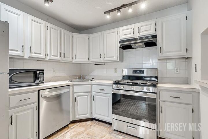 Property Photo:  282 Kempsey Drive 282  NJ 08902 